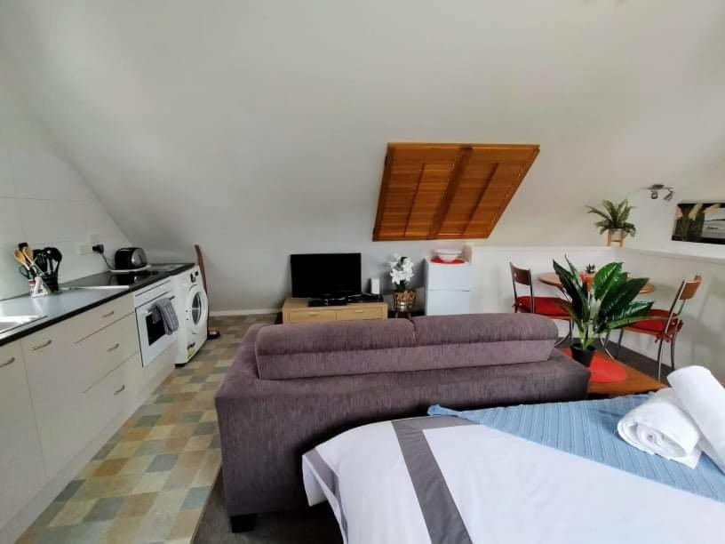 Studio On Golders - Two Minutes To The Lake And Quick Drive To Town! Appartamento Lago Lago Taupo Esterno foto