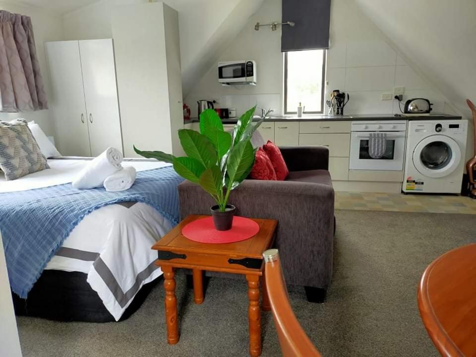 Studio On Golders - Two Minutes To The Lake And Quick Drive To Town! Appartamento Lago Lago Taupo Esterno foto